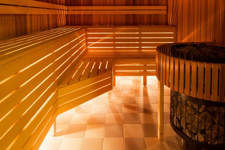 Finská sauna od CARETTA SPA v rodinném domě 